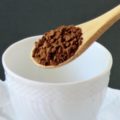 インスタントコーヒーの入れ方はまず水で溶かす