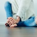 皮下脂肪をつまんでひざの痛みを解消する方法
