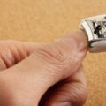 巻き爪の原因は両端を斜めにする切り方にあった