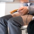 腹直筋をオフィスで椅子に座りながら鍛える方法