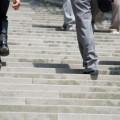 簡単!下腹部の筋トレができる「階段の上り方」